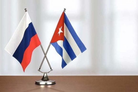 Banderas de Rusia y Cuba.