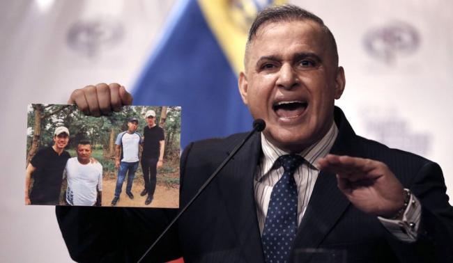 El fiscal general de Venezuela, Tarek William Saab, muestra las fotos de la polémica.