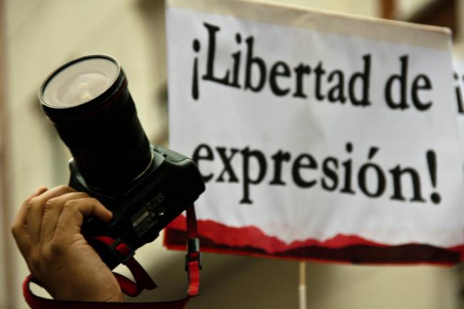 Cartel en reclamo de libertad de expresión.