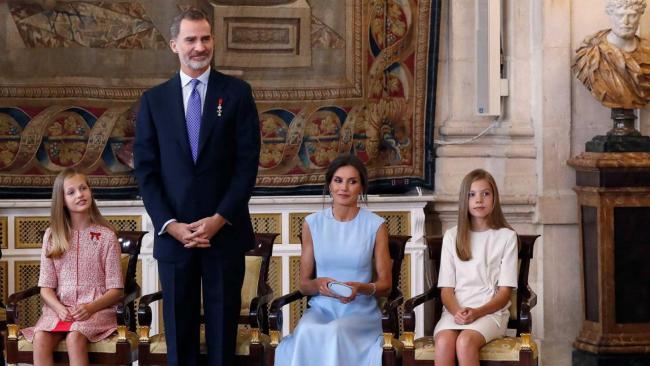 Los reyres de España Felipe VI y Letizia con sus hijas