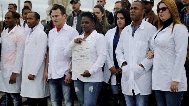 Médicos cubanos exiliados en Colombia.