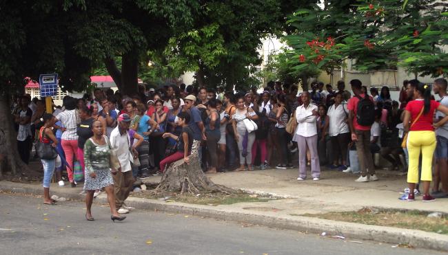 Parada abarrotada en La Habana.