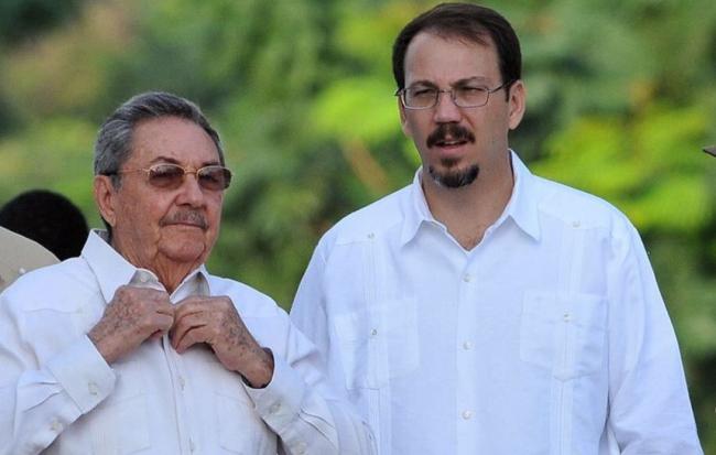 Raúl Castro junto a su hijo Alejandro.