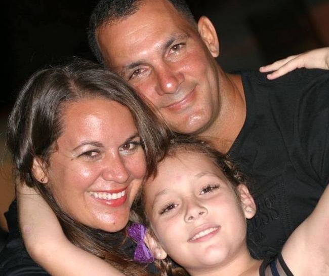 Yudelis Rodríguez, su esposo Yuniesky Alonso y la hija de ambos, Briana.