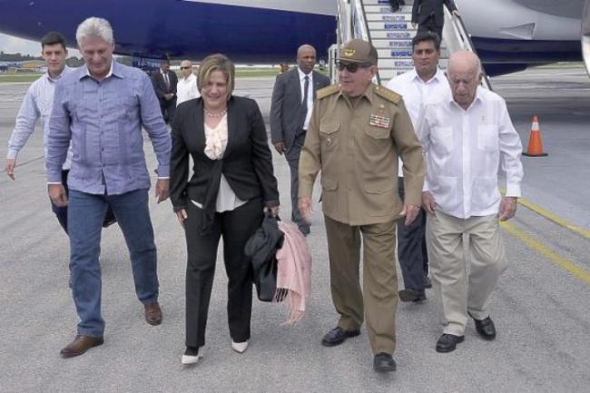 Raúl Castro recibe a Miguel Díaz-Canel a su regreso de Nueva York. 