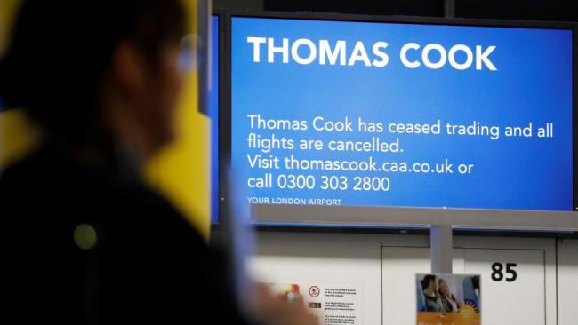 Anuncio de cancelación de vuelos tras la quiebra de Thomas Cook.