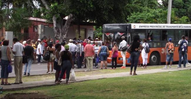 Crisis del transporte en La Habana.