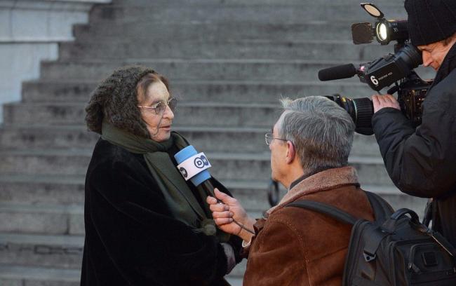 Agnes Heller entrevistada durante una manifestación antigubernamental frente al Parlamento de Hungría, Budapest, 2005.