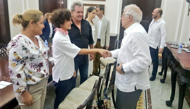 Josep Borrel en su encuentro con cuentapropistas en La Habana.