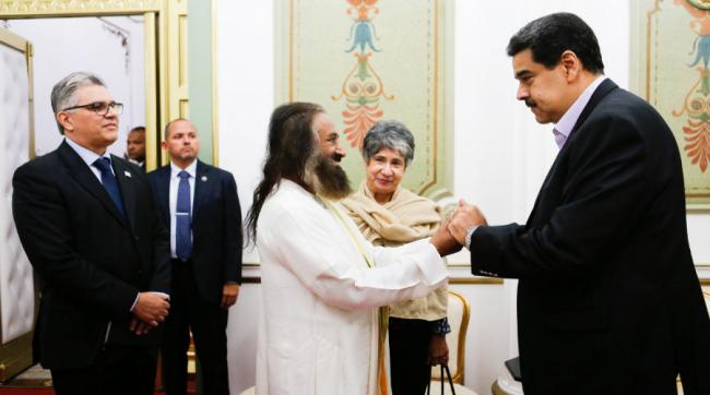 Gurudev Sri Sri Ravi Shankar y Maduro en el Palacio de Miraflores. 