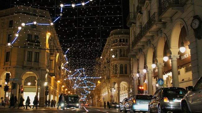 Calle alumbrada con las constelaciones en Turín.