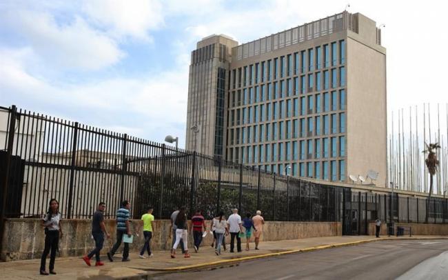 Cubanos acuden a la Embajada de EEUU en La Habana.