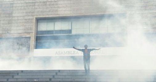 Un manifestante desalojado del Congreso por las fuerzas antimotines, Quito, 8 de octubre.