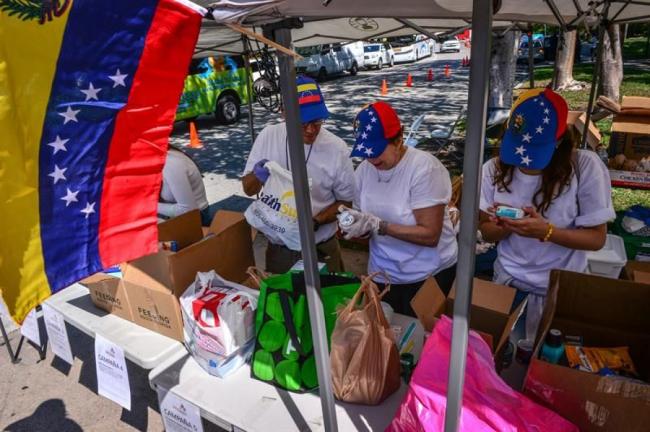 Un grupo de voluntarios recoge donaciones para Venezuela el sábado en el Bay Front Park, Miami. 