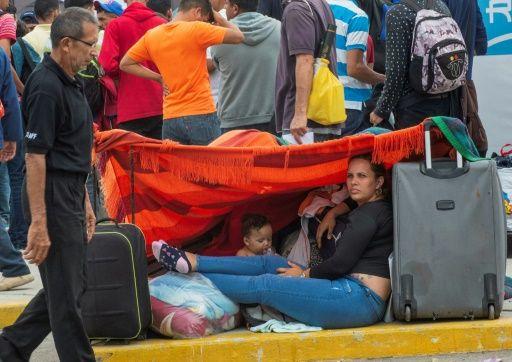 Migrantes venezolanos guardan cola para obtener una solicitud de refugiado en Tumbes, Perú, el 14 de junio.