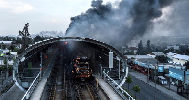 Estación de metro quemada durante las protestas en Santiago de Chile.
