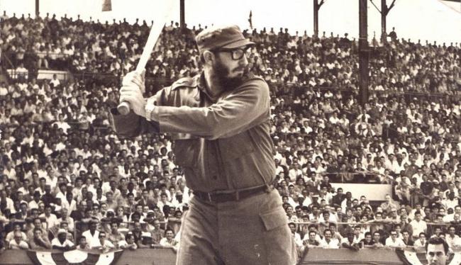 Fidel Castro en un partido de béisbol al inicio de la revolución.