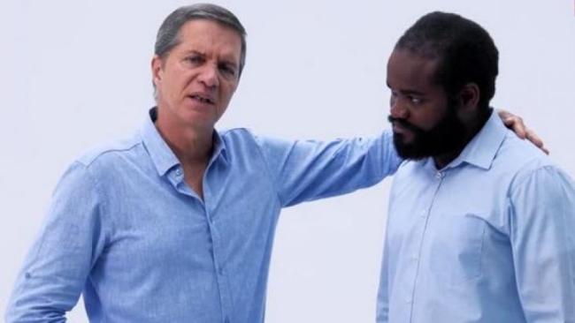 Fernando Hechavarría (izq.) en un spot de la campaña oficialista.