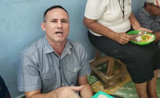 José Daniel Ferrer durante una comida que ofreció en la sede de la UNPACU a necesitados del barrio. 