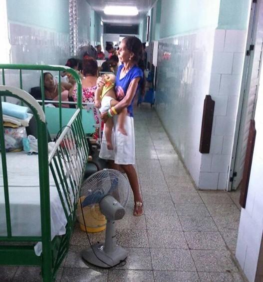 Ingresados en los pasillos de Pediatría en Baracoa.