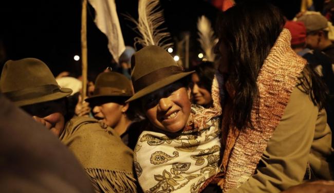 Indígenas celebran el acuerdo con el Gobierno y el fin de las protestas en Quito, el domingo.