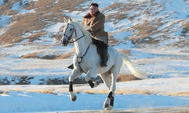 Kim Jong-un a caballo por el monte Paektu.