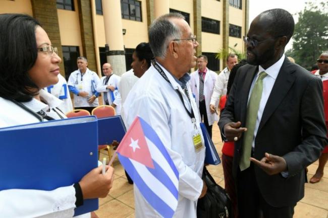 El gobernador de Kisumu, Anyang Nyongo (d) recibe a un centenar de médicos cubanos el 11 de junio de 2018 en Nairobi. 