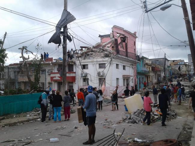 Vecinos ante los destrozos en Luyanó, Diez de Octubre. 