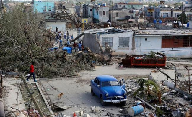 Vista general de los destrozos en una calle de Luyanó el pasado miércoles en La Habana.