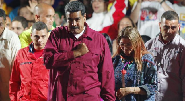 El presidente de Venezuela, Nicolás Maduro, junto a su esposa, Cilia Flores, tras el anuncio de los resultados.