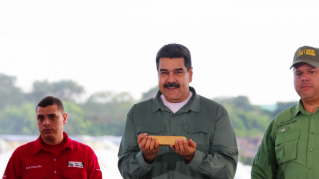 Nicolás Maduro sostiene un lingote de oro.