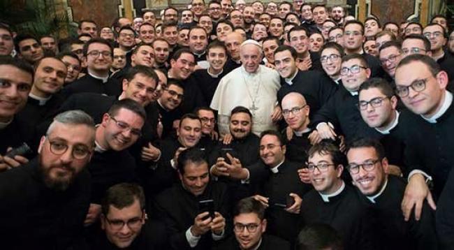 El papa Francisco rodeado de seminaristas. 