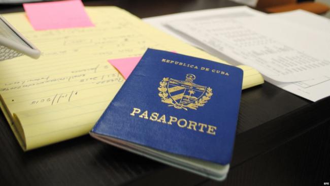 Un pasaporte cubano.