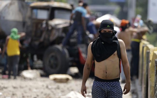 Jóvenes venezolanos durante el intento de pasar la ayuda humanitaria el 23 de febrero.