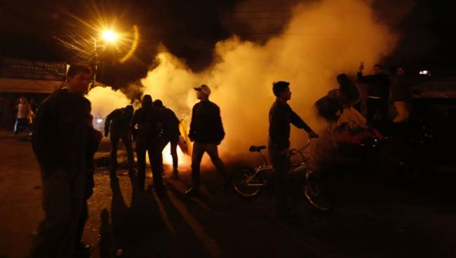 Manifestantes cortan una calle con neumáticos en llamas, en Quito, este lunes.