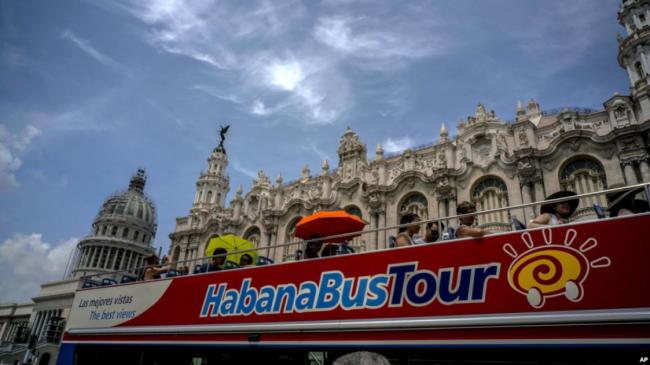 Un autobus con turistas en La Habana.