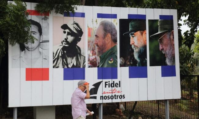 Una valla del régimen cubano glorifica al difunto Fidel Castro.