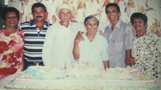 Yoni Castelló Sales, (2d) en una foto de familia. 
