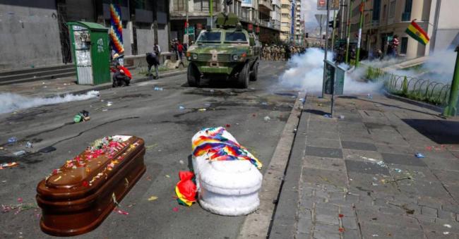 Ataúdes en la calle tras una marcha dispersada por la Policía en Bolivia.
