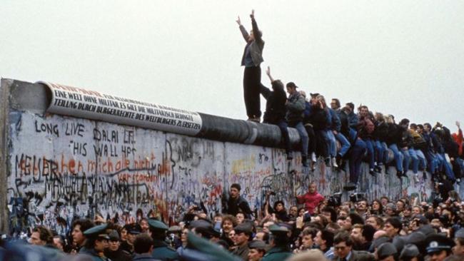 Berlineses sobre el Muro de Berlín. 