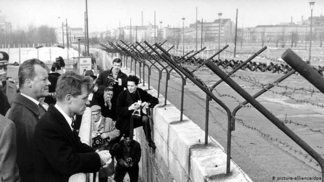 Willy Brandt y Robert Kennedy cerca del Muro de Berlín. 