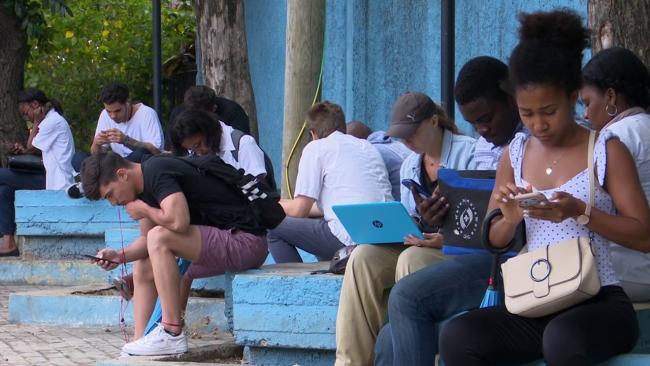 Cubanos conectados a internet. 
