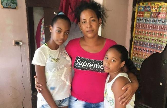 Antuanett Creagh García con sus dos niñas en su casa en Guanabo.