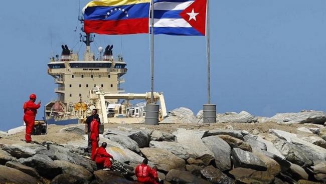 Intercambio de petróleo entre Venezuela y Cuba.