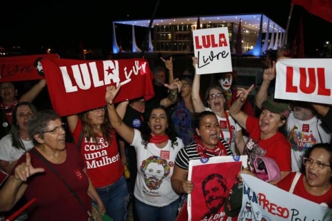 Simpatizantes de Lula festejan el jueves el fallo del Supremo, en Brasilia.