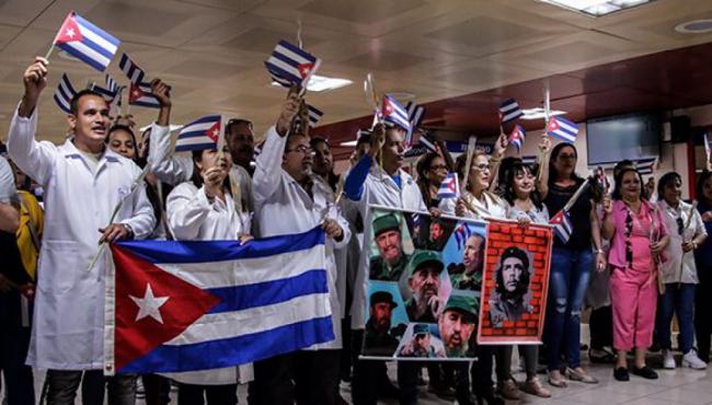 Médicos cubanos a su regreso de Bolivia.
