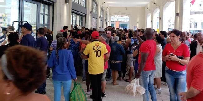 Cubanos a la entrada del Mercado de Cuatro Caminos