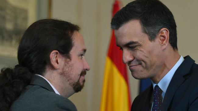 Pablo Iglesias y Pedro Sánchez luego de firmar un preacuerdo de gobierno.