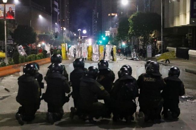 La policía antidisturbios ante enfrentamientos entre partidarios y opositores de Evo Morales, en La Paz.