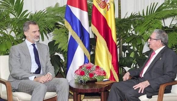 Felipe VI y Raúl Castro.
